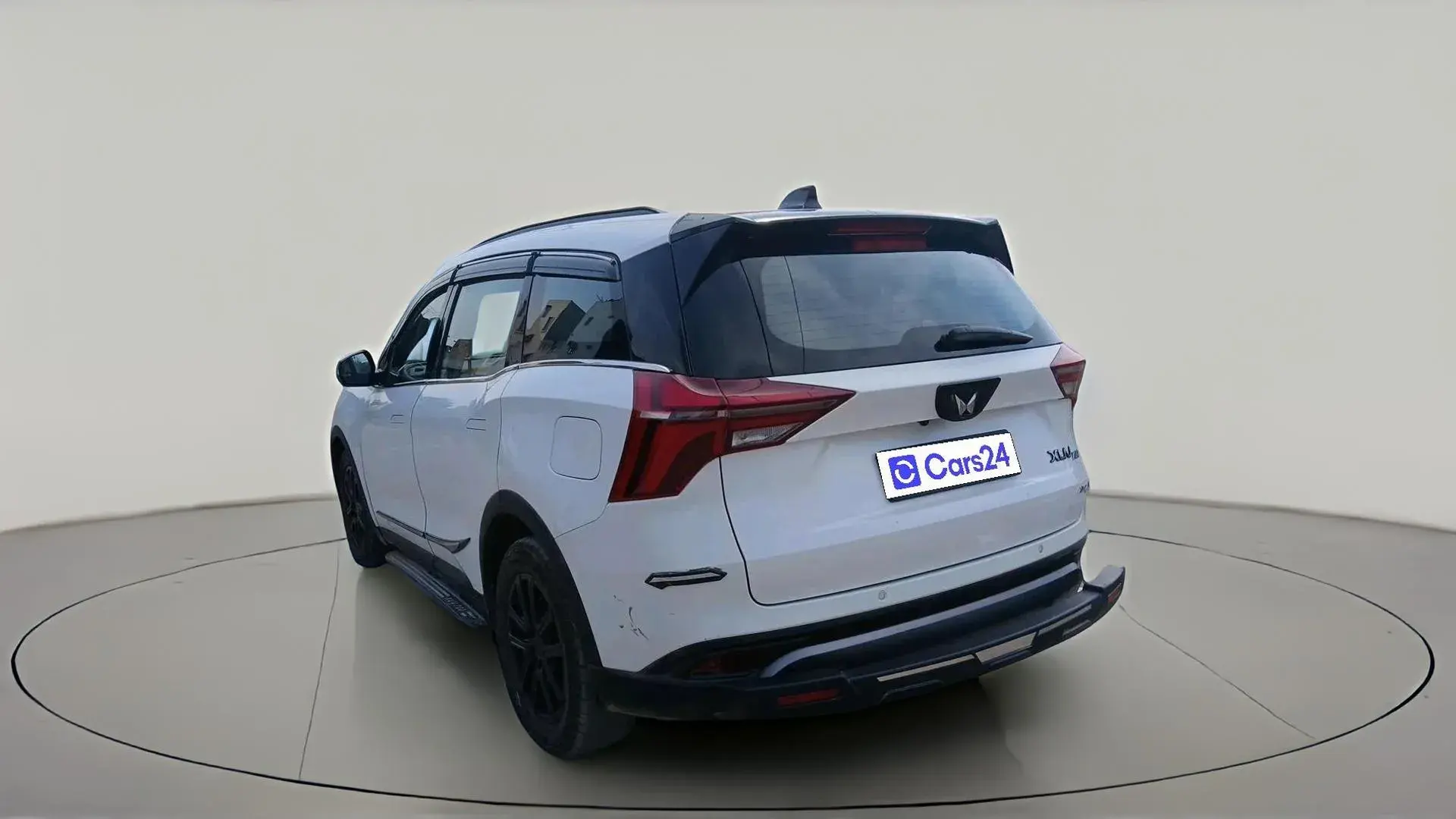 Mahindra XUV700 — View 1