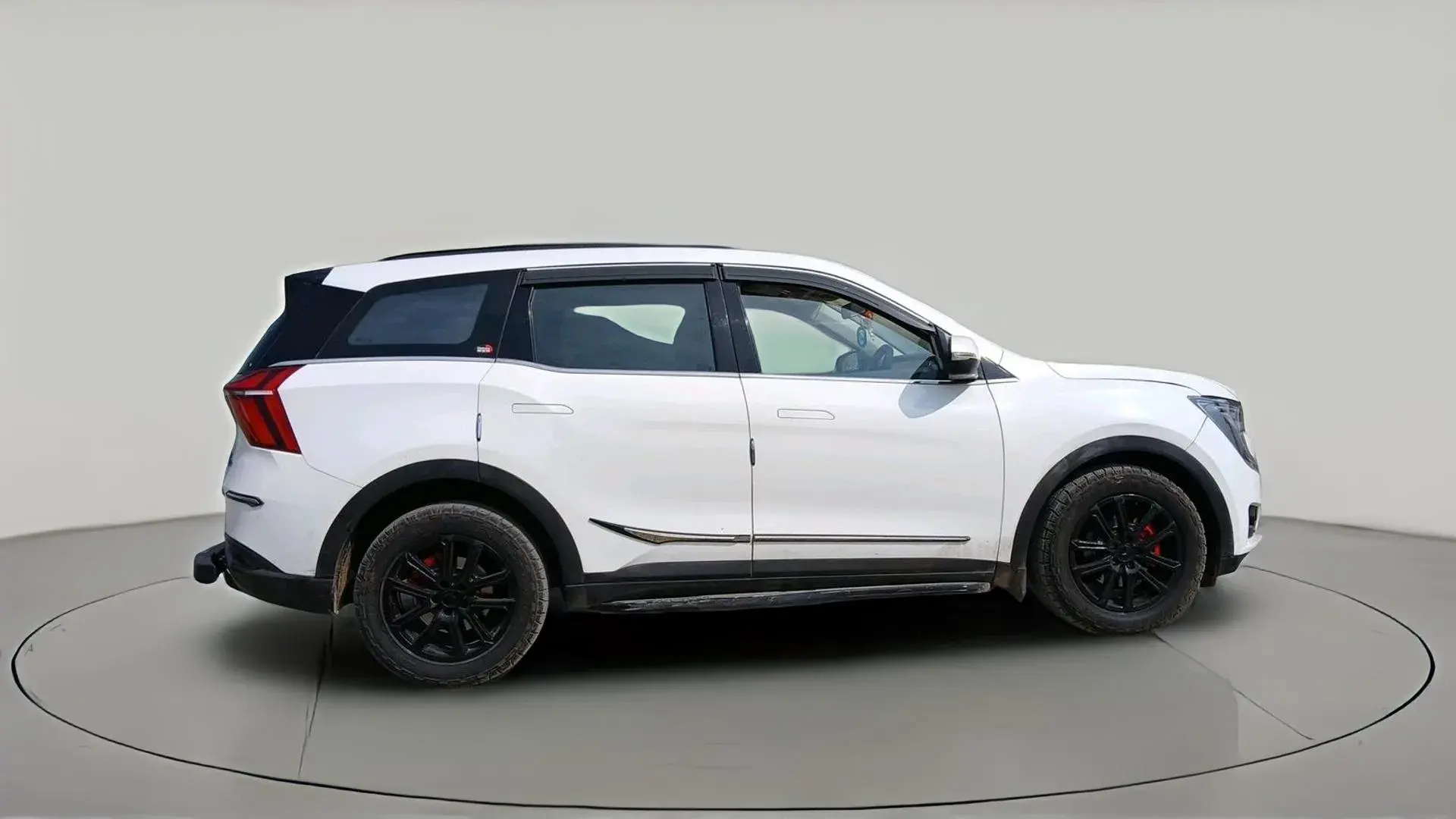 Mahindra XUV700 — View 2