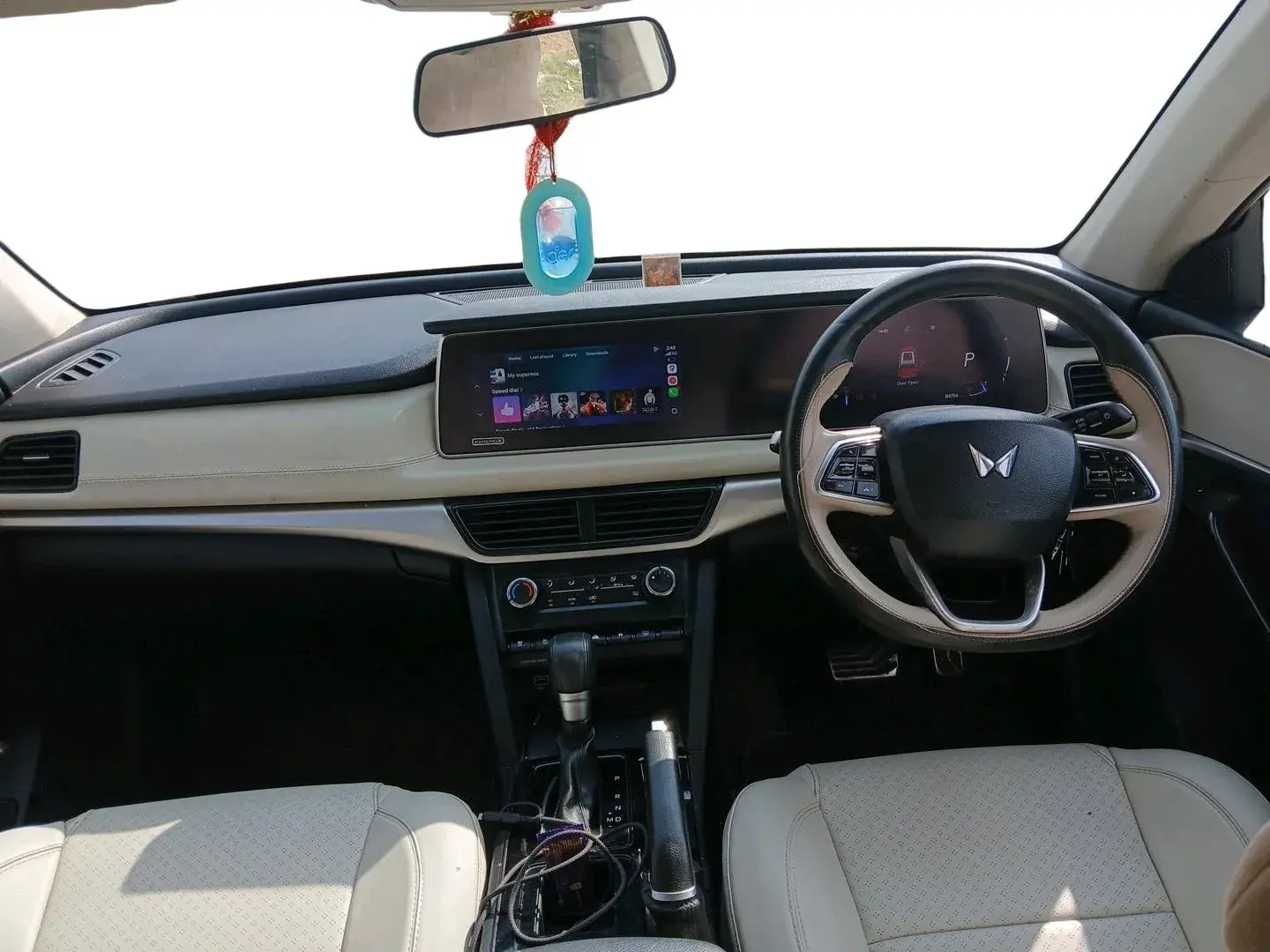 Mahindra XUV700 — View 3