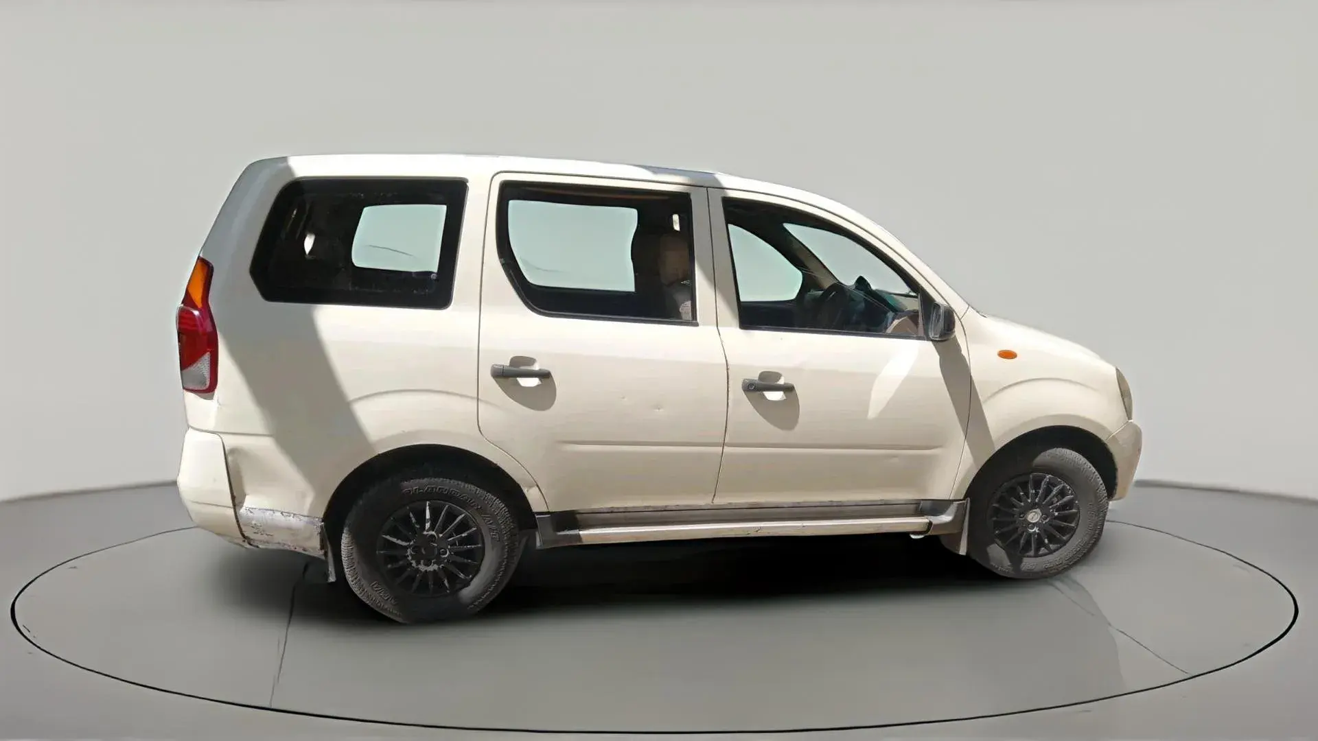 Mahindra Xylo — View 2